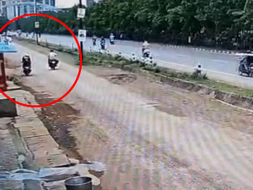 छत्तीसगढ़ के बड़े कारोबारी प्रह्लाद अग्रवाल पर रायपुर में फायरिंग की गई है। हालांकि वे सुरक्षित हैं। भागते वक्त CCTV में  आरोपियों की तस्वीर कैद हो गई। - Dainik Bhaskar