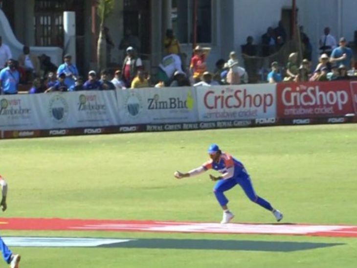 शिवम दुबे ने दूर से तदिवानाशे मारुमानी का कैच छोड़ा।