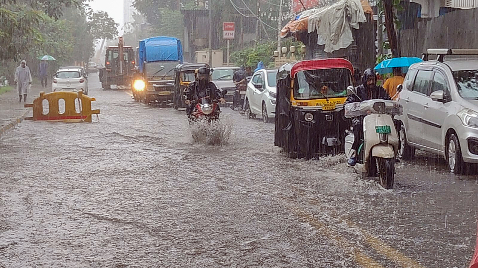 महाराष्ट्र के ठाणे में शनिवार शाम को तेज बारिश हुई। कुछ घंटों की बारिश में ही सड़कों पर पानी भर गया।