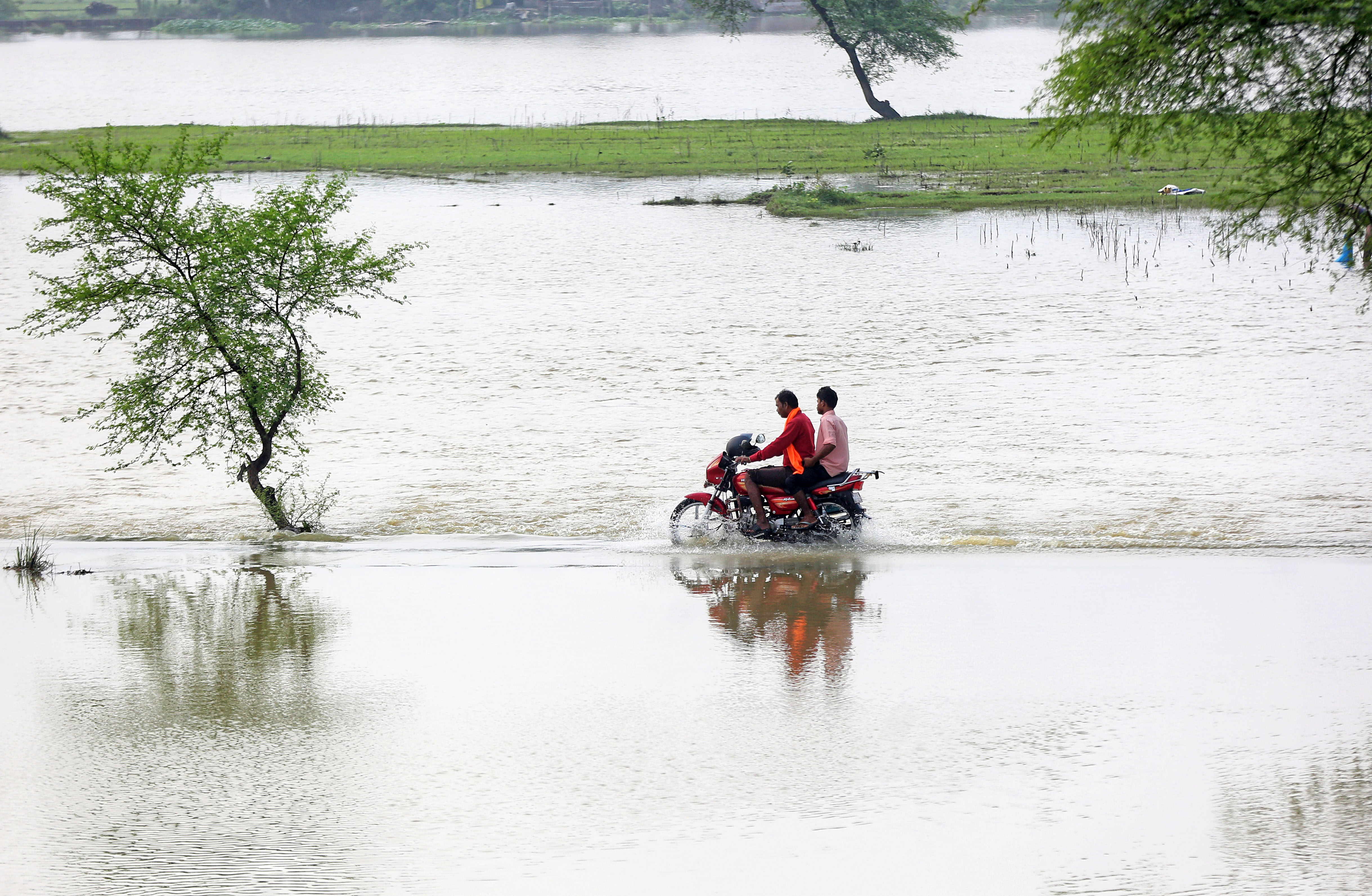 तस्वीर लखनऊ की है। यहां तेज बारिश के कारण कई निचले इलाकों में पानी भर गया।