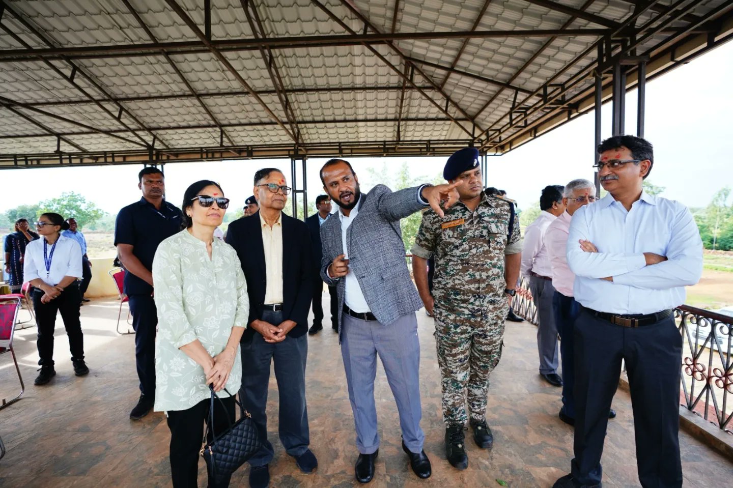 16वें वित्त आयोग के अध्यक्ष अरविंद पनगढ़िया के साथ कलेक्टर विजय दयाराम के.