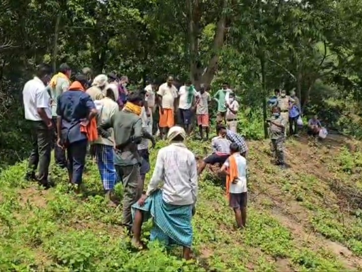 खेत की मेड़ खोदकर निकाला गया महिला का शव।