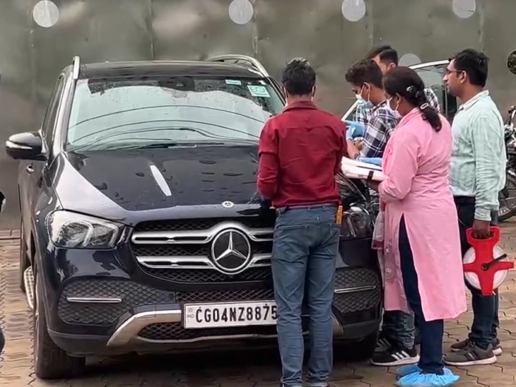 ये कारोबारी की कार है, जिस पर फायरिंग हुआ।