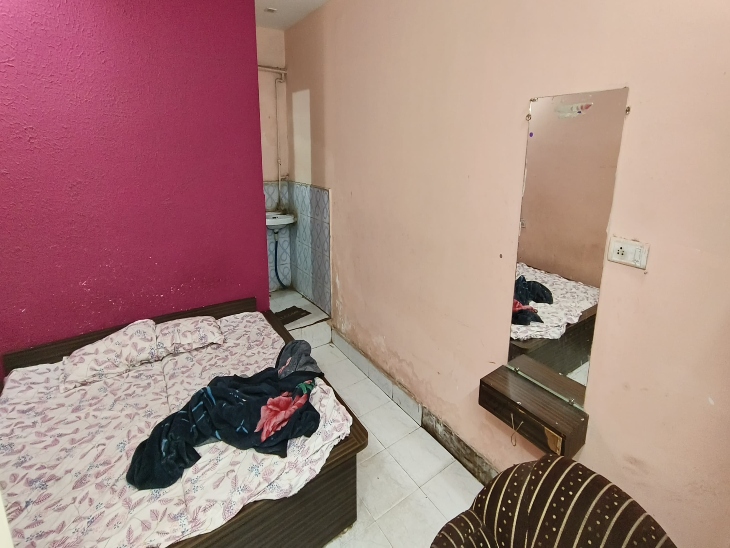 भास्कर की टीम भी होटल के उस कमरे तक पहुंची। जहां दोनों संदिग्ध ठहरे हुए थे।