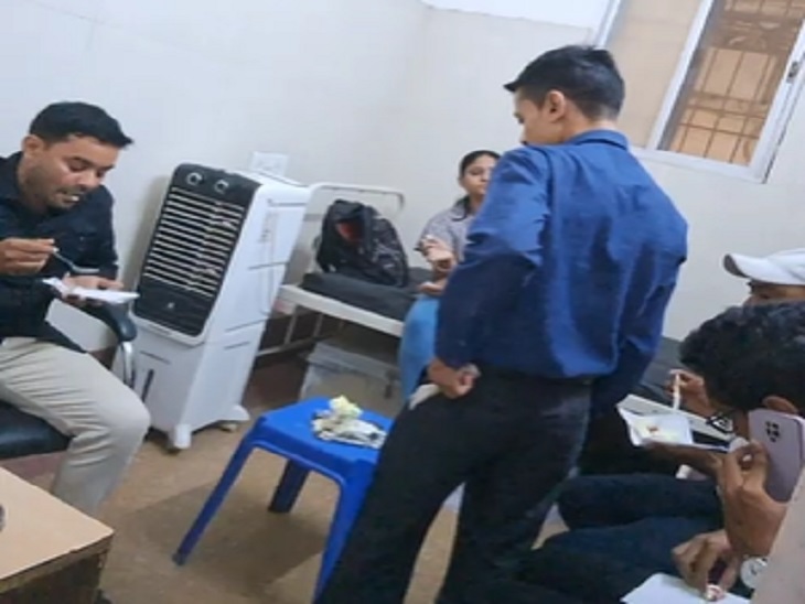 दवा देने के लिए समय नहीं, लेकिन केक काटकर बर्थडे मना रहा था स्टाफ।