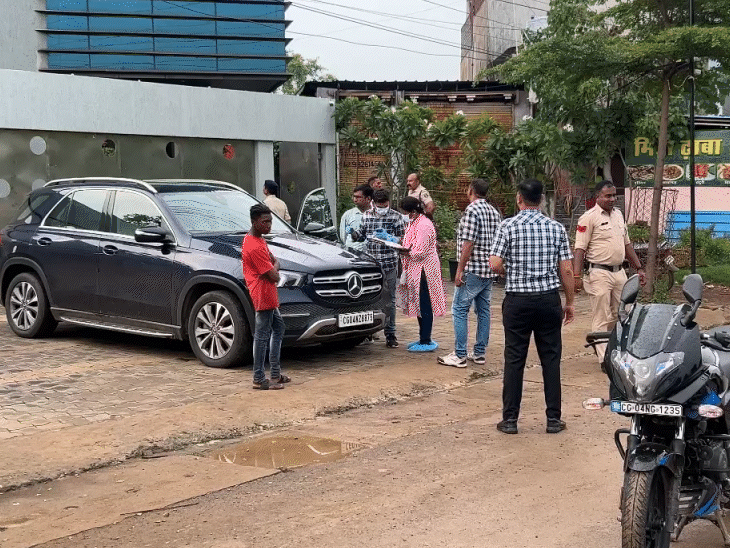 घटनास्थल पर पहुंचकर पुलिस ने सीन रिक्रिएशन किया।