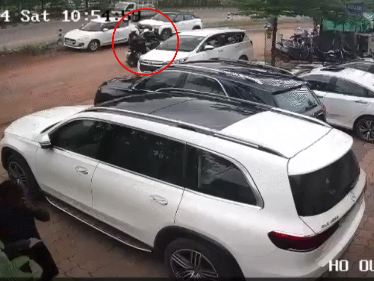 कंस्ट्रक्शन कारोबारी पर फायरिंग मामले में वीडियो सामने आया है। वीडियो में बाइक सवार हमलावर गोली चलाते दिख रहे हैं।