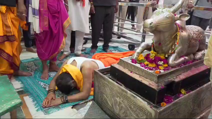 साष्टांग प्रणाम किया भगवान महाकाल को