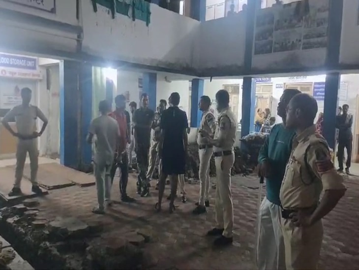 मनेंद्रगढ़ अस्पताल में तैनात पुलिस बल।