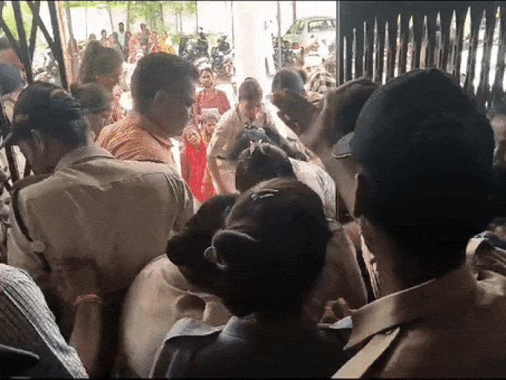 कलेक्ट्रेट में हंगामे के दौरान महिलाओं की पुलिस से झूमाझटकी हुई। - Dainik Bhaskar