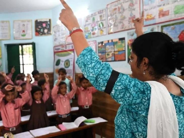 UP Teachers Digital Attendance Decision Explained; BJP | Yogi Adityanath |  प्राइमरी टीचर अभी रजिस्टर में ही लगाएंगे अटेंडेंस: 15 राज्यों में लागू है डिजिटल  अटेंडेंस, आखिर ...