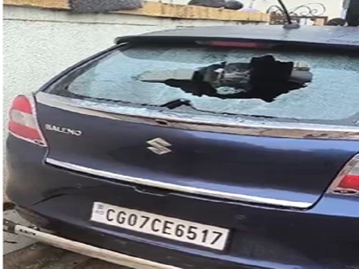 छत्तीसगढ़ के भिलाई में एक सिपाही की कार में तोड़फोड़ की गई है। बताया जा रहा है कि दो युवकों ने बड़ा सा पत्थर उठाया और गाड़ी के शीशे पर पटक दिया। - Dainik Bhaskar