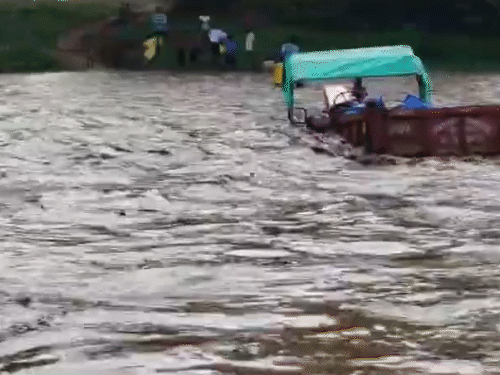 Yellow alert of heavy rain in 4 districts of Chhattisgarh | छत्तीसगढ़ के 4  जिलों में हैवी रेन का यलो अलर्ट: सोंढुर नदी में बाढ़ में फंसा ट्रैक्टर:  ड्राइवर और किसान ने