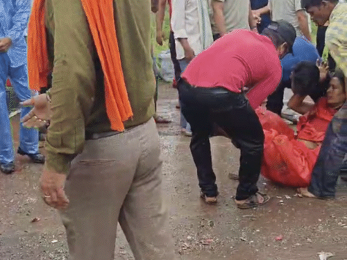 रायपुर में एक तेज रफ्तार ट्रक और सिटी बस में आमने-सामने से भिड़ंत हो गई। हादसे में करीब 20 से ज्यादा सवारी घायल हो गए हैं। - Dainik Bhaskar