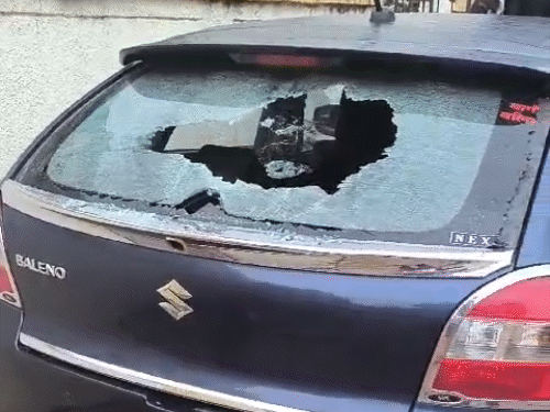 भिलाई के जामुल थाना क्षेत्र के कैलाश नगर हाउसिंग बोर्ड कॉलोनी में मंगलवार की कुछ बदमाशों ने सिपाही दीपक सिंह की कार में तोड़फोड़ की है।