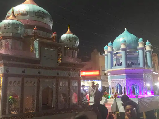 रायपुर में पिछले साल मोहर्रम पर निकाला गया ताजिया। मुहर्रम की 10 तारीख को हजरत इमाम हुसैन की शहादत की याद में मातम मनाया जाता है। (फाइल फोटो)