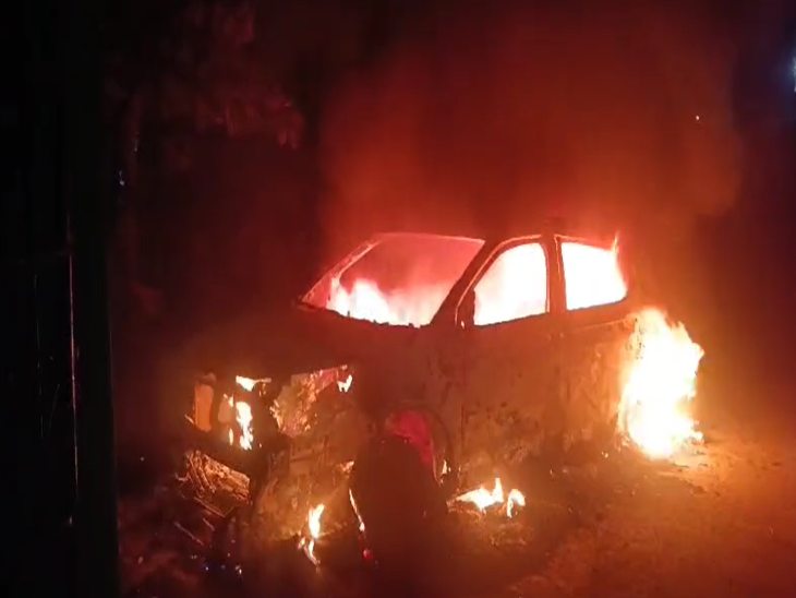 छत्तीसगढ़ के बलौदाबाजार में बदमाशों ने निपनिया चौकी प्रभारी किशुन कुंभकार की कार को आग के हवाले कर दिया, जिससे कार जलकर राख हो गई।