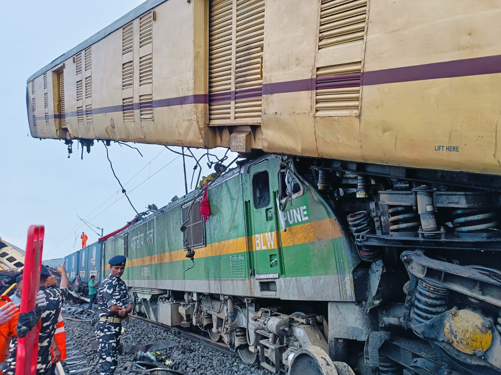 दार्जिलिंग में 17 जून को मालगाड़ी ने कंजनजंगा एक्सप्रेस को पीछे से टक्कर मार दी थी। इस हादसे में मालगाड़ी के लोकोपायलट समेत 10 की मौत हुई थी। - Dainik Bhaskar