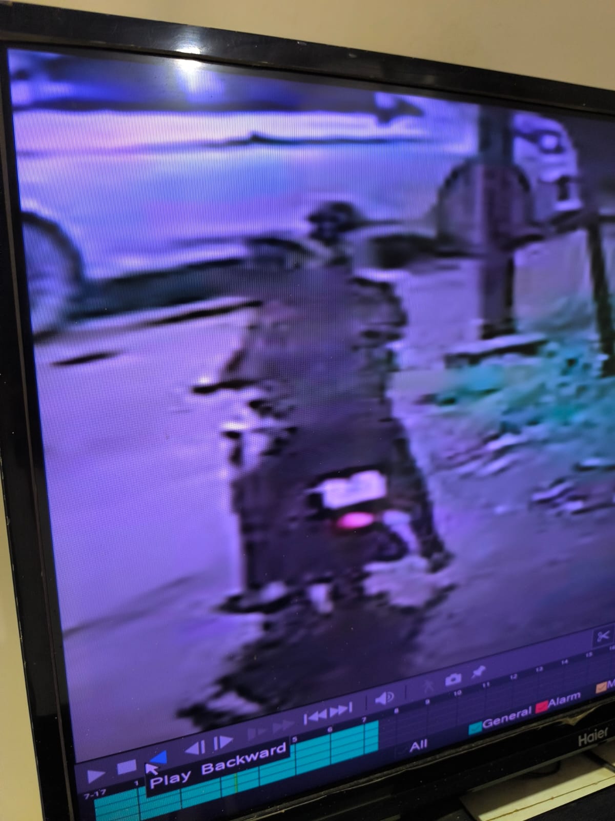 बदमाशों ने सिपाही दीपक सिंह की कार में तोड़फोड़ करने के बाद भागते हुए बदमाश कैमरे में कैद हुए।