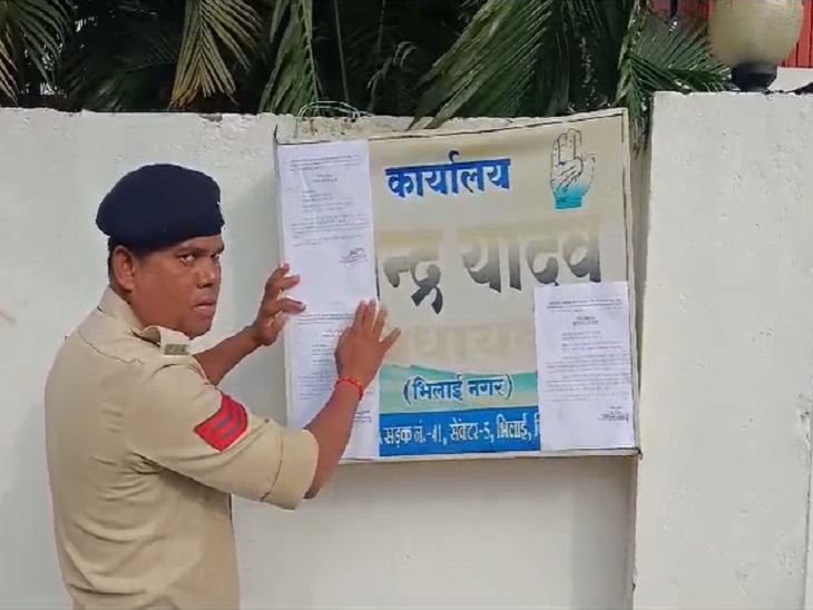 विधायक कार्यालय में नोटिस चस्पा करती बलौदाबाजार पुलिस - Dainik Bhaskar