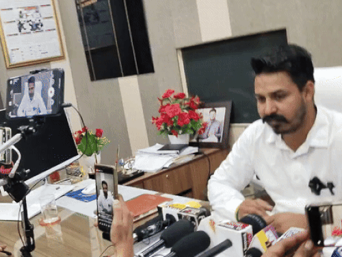 चेयरमैन दीपक मलिक उर्फ दीप जाखौली पत्रकारों से बातचीत करते हुए। - Dainik Bhaskar