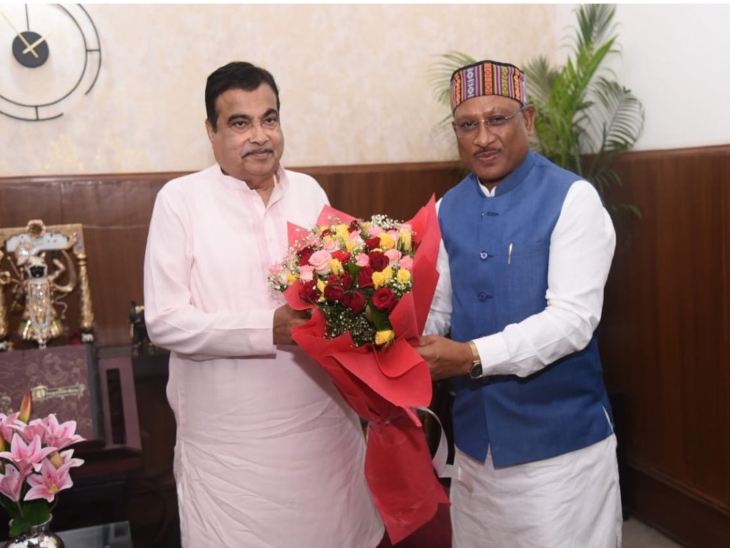 मुख्यमंत्री विष्णुदेव साय ने दिल्ली में केंद्रीय सड़क परिवहन मंत्री नितिन गडकरी के आवास पर उनसे मुलाकात की। - Dainik Bhaskar