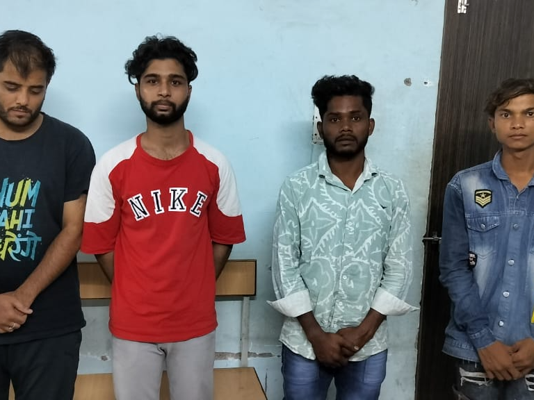 पुलिस ने एक महिला दलाल समेत 4 युवकों को पकड़ा है। - Dainik Bhaskar