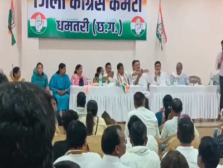 कांग्रेस कार्यकर्ताओं को शांत करवाते दीपक बैज।