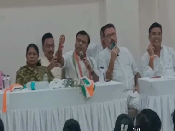 बैज ने मंच से कहा कि, मैं आप लोगों से अलग से मुलाकात करूंगा। 5 मिनट मैं आप लोगों की बात सुनूंगा।