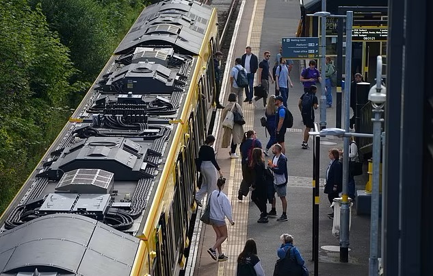 Trains have been stopped in London due to technical fault. In such a situation, people were seen waiting at the station.