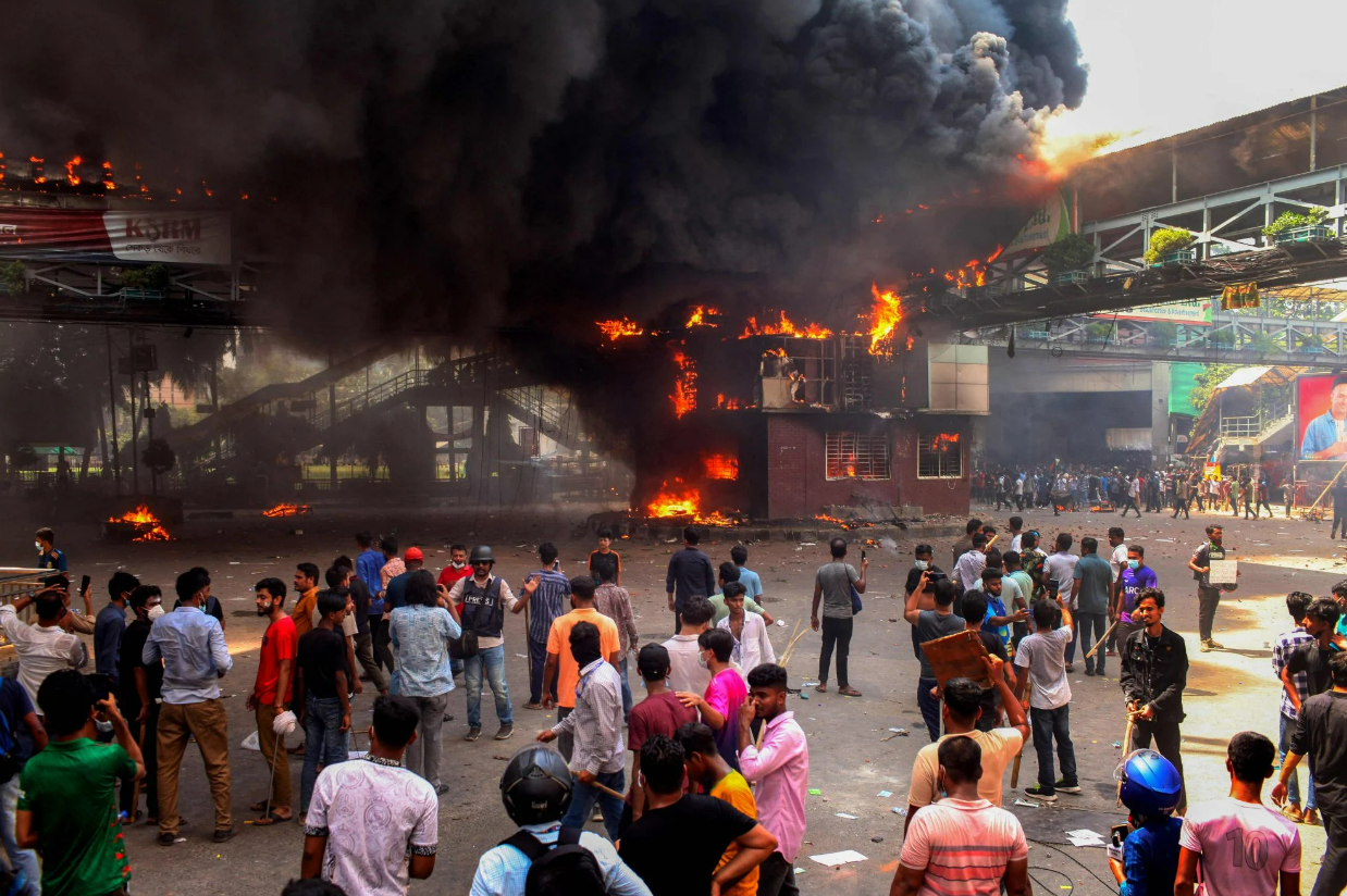 Bangladesh state TV set ablaze, 64 killed in protests | बांग्लादेश में आरक्षण के खिलाफ हिंसा; 64 की मौत: प्रदर्शनकारियों ने जेल से सैकड़ों कैदी छुड़ाए, फिर आग लगाई ...