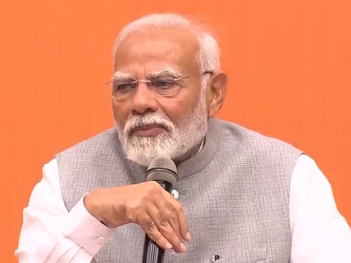 भाजपा के 'स्नेह मिलन' कार्यक्रम के दौरान पार्टी हेडक्वार्टर में बोलते हुए प्रधानमंत्री नरेंद्र मोदी । - Dainik Bhaskar
