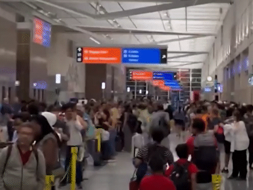 दुनियाभर के 20 से ज्यादा देशों में तकनीकी सेवाएं ठप हो गई हैं। - Dainik Bhaskar