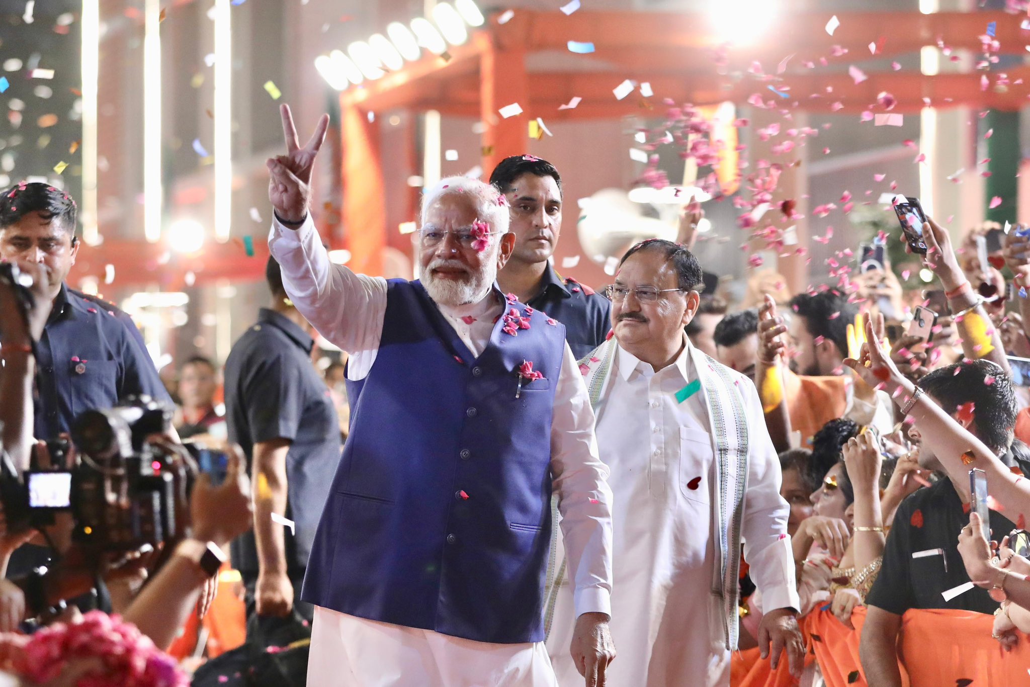 मोदी पार्टी कार्यालय पहुंचे तो कार्यकर्ताओं ने उन पर रंग-बिरंगे कागज उड़ाकर स्वागत किया।