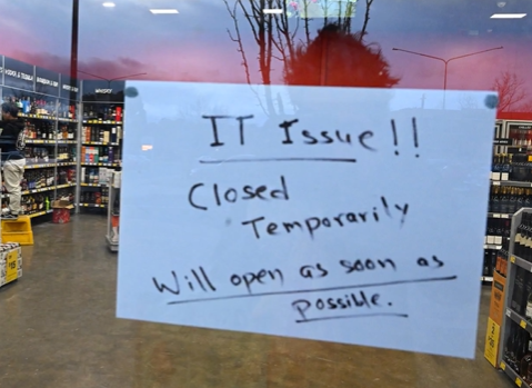 The message regarding the technical problem has also been displayed on the doors of many stores in America.
