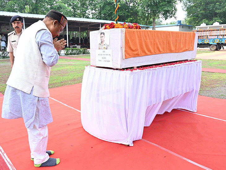 सीएम विष्णु देव साय और डिप्टी सीएम विजय शर्मा ने दी शहीद भरत साहू को श्रद्धांजलि।