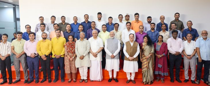 दिल्ली स्थित भाजपा हेडक्वार्टर के कर्मचारियों के साथ PM मोदी, केंद्रीय मंत्री और भाजपा अध्यक्ष जेपी नड्डा और पार्टी के राष्ट्रीय महासचिव (ओआरजी) बीएल संतोष।