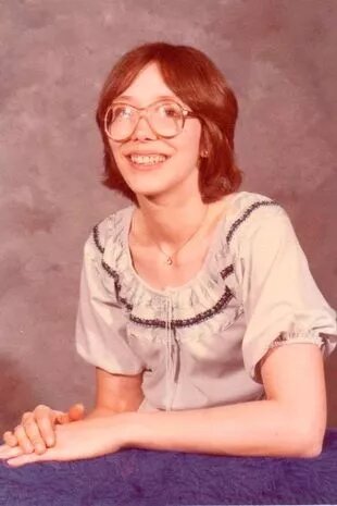 ছবিটি সান্দ্রা হোমের।  যখন তার বয়স 20 বছর।  তাকে শনাক্ত করার জন্য কারা কর্তৃপক্ষ নিয়ে যায়।