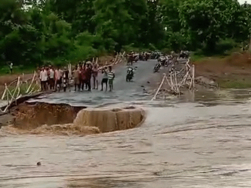 दल्लीराजहरा से गढ़चिरौली महाराष्ट्र सीमा तक करोड़ों रुपए की लागत से निर्माणाधीन नेशनल-हाइवे की सड़क और पुल बाढ़ में बह गए।