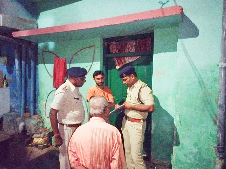 घटना स्थल की जांच करते हुए मोहन नगर थाने के पुलिसकर्मी।