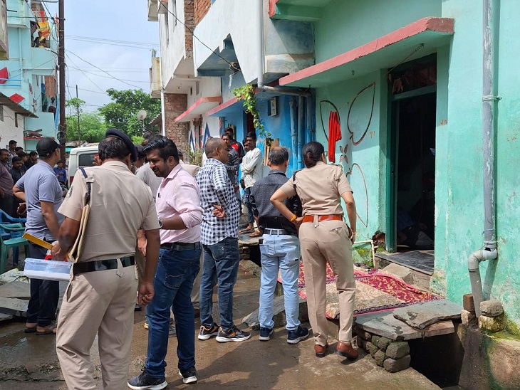 मौके पर जांच करने पहुंचे पुलिस के अधिकारी और थाना प्रभारी।