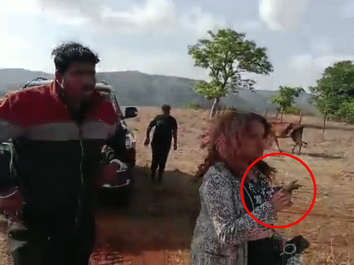 A video of Manorama Khedkar came out in which she was seen threatening the farmer with a pistol. Bouncers were also with Manorama.