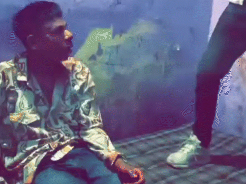 घुटने पर बैट से जोरदार वार किया, इस दौरान पीड़ित शंकर मां-मां चिल्लाता रहा।