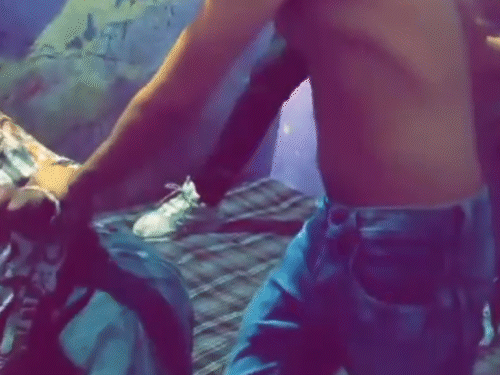 आरोपी प्रिंस के साथ उसके दोस्त भी मारपीट करते दिखे।