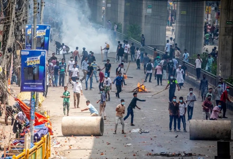BBC के मुताबिक, बांग्लादेश की राजधानी ढाका में कई जगह आगजनी की घटनाएं हुईं।