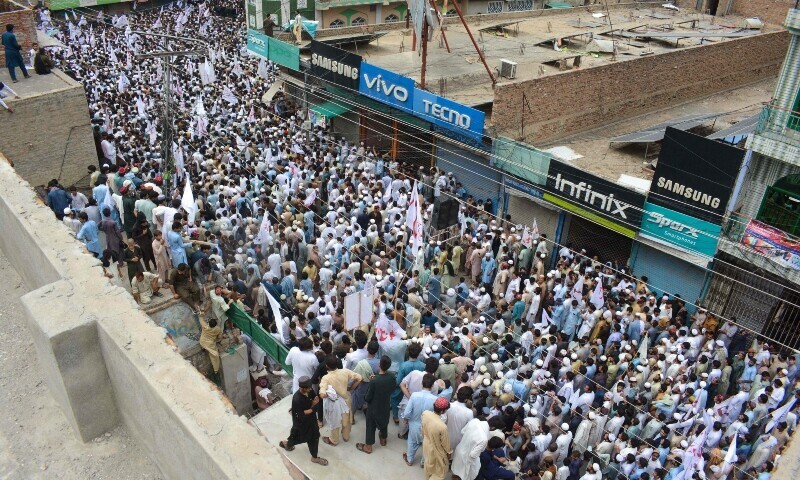 खैबर पख्तूनख्वा के नागरिकों को आरोप है कि आतंक मिटाने के बहाने सेना सालों से उन पर जुल्म करती आई है।