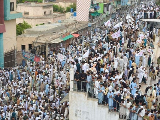 सेना के खिलाफ प्रदर्शन में अब तक 7 लोगों की मौत हो चुकी है। - Dainik Bhaskar