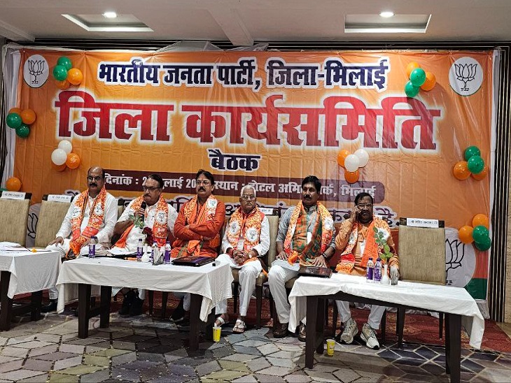 भाजपा प्रदेश कार्य समिति की बैठक में मंचासीन प्रमुख पदाधिकारी