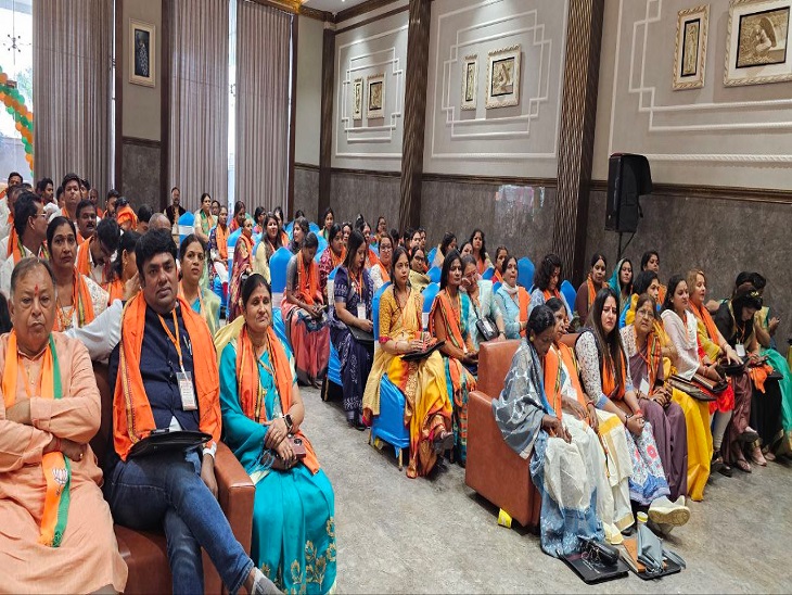भाजपा प्रदेश कार्य समिति की बैठक में मौजूद महिला पदाधिकारी