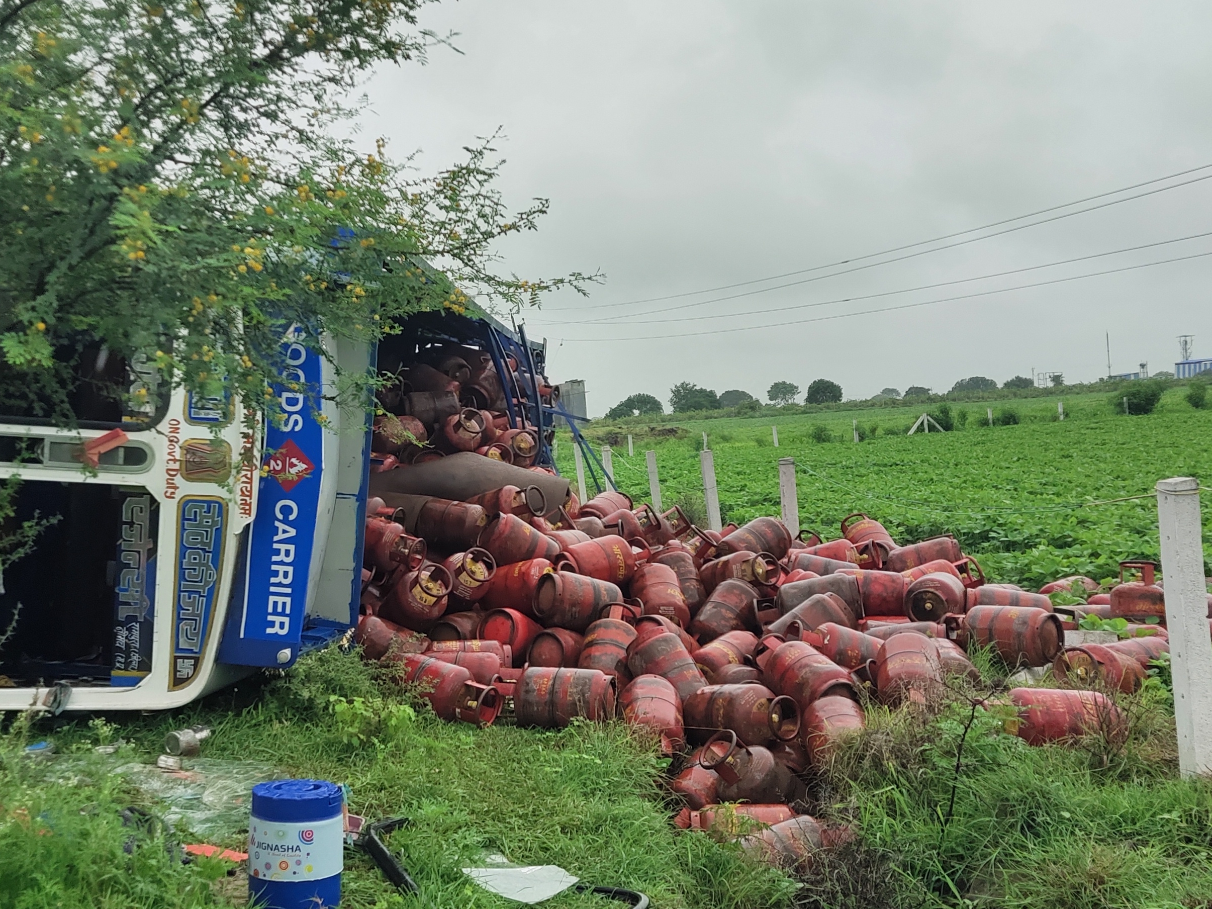 A truck loaded with gas tanks lost control and overturned | गैस टंकियों ...